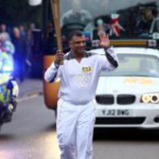 Tony Fernandes también llevó la antorcha olímpica