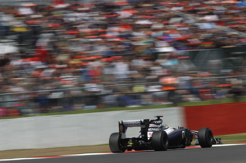 Pastor Maldonado pasa junto a una de las gradas de Silverstone