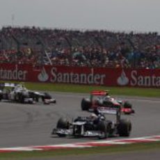 Pastor Maldonado por delante de Lewis Hamilton y Sergio Pérez durante el GP Gran Bretaña 2012