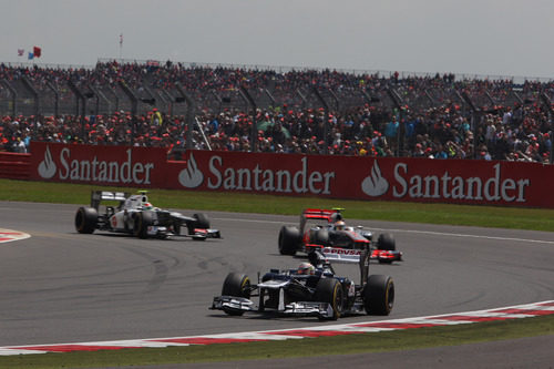 Pastor Maldonado por delante de Lewis Hamilton y Sergio Pérez durante el GP Gran Bretaña 2012