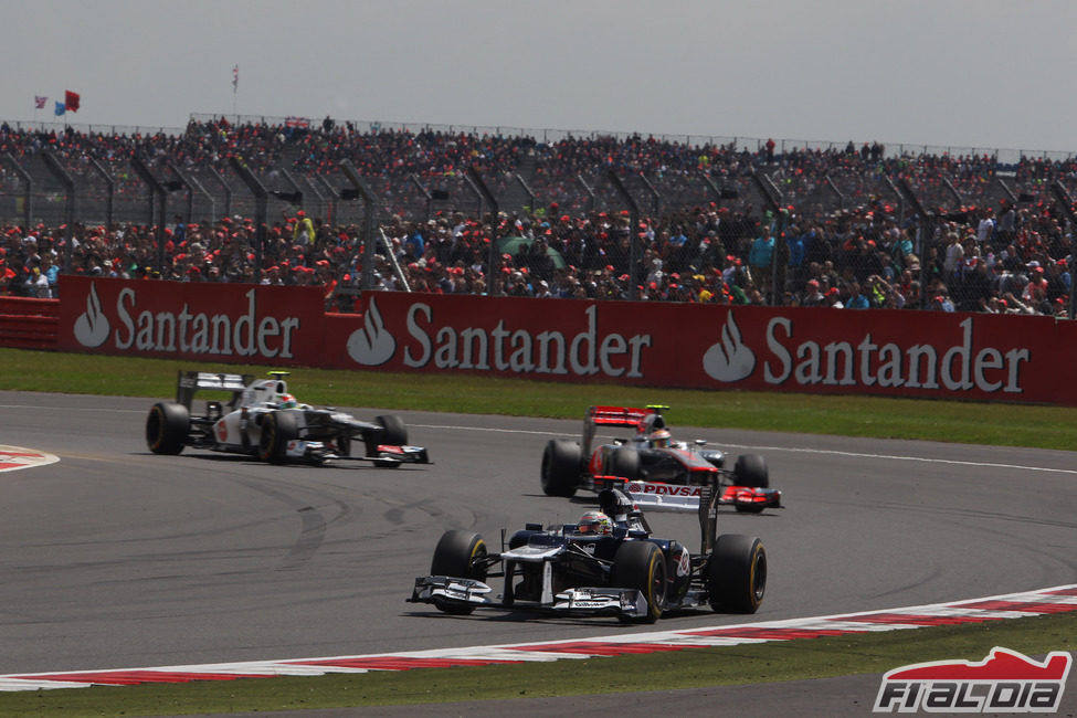 Pastor Maldonado por delante de Lewis Hamilton y Sergio Pérez durante el GP Gran Bretaña 2012