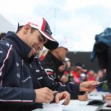 Pastor Maldonado firmando autógrafos durante el GP Gran Bretaña 2012