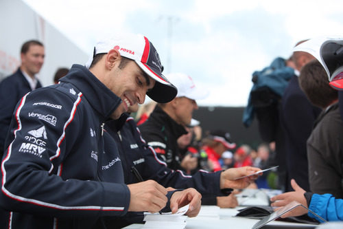 Pastor Maldonado firmando autógrafos durante el GP Gran Bretaña 2012