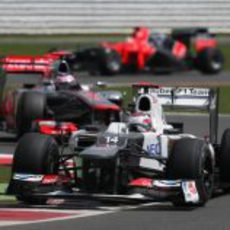 Kamui Kobayashi por delante de Jenson Button durante el GP Gran Bretaña 2012