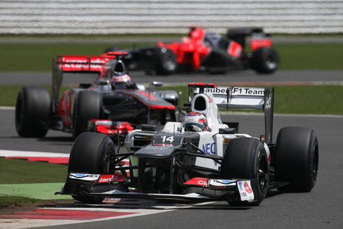 Kamui Kobayashi por delante de Jenson Button durante el GP Gran Bretaña 2012