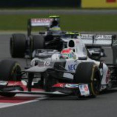 Sergio Pérez por delante de Bruno Senna durante el GP Gran Bretaña 2012