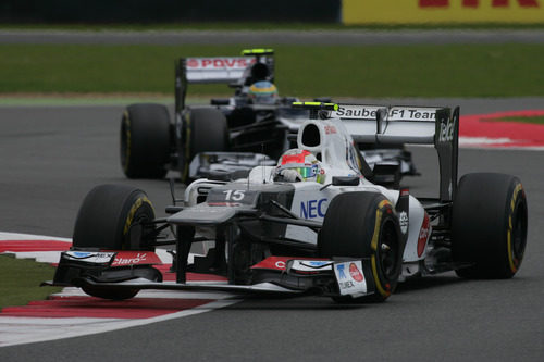 Sergio Pérez por delante de Bruno Senna durante el GP Gran Bretaña 2012