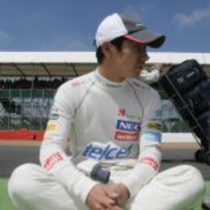 Kamuo Kobayashi descansa en los instantes previos durante el GP Gran Bretaña 2012