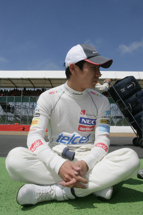 Kamuo Kobayashi descansa en los instantes previos durante el GP Gran Bretaña 2012