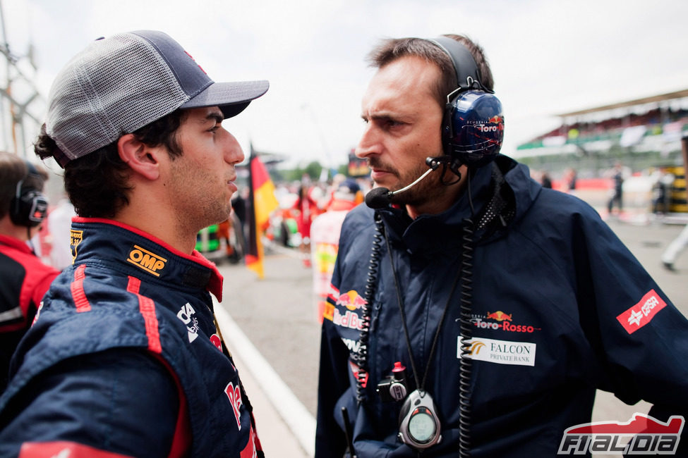 Daniel Ricciardo habla con su ingeniero de pista durante el GP Gran Bretaña 2012