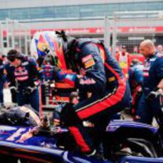 Daniel Ricciardo se mete en su STR7 antes de el GP Gran Bretaña 2012