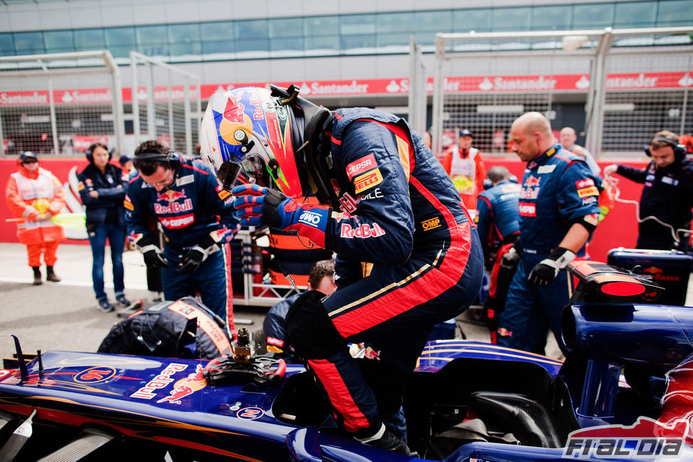 Daniel Ricciardo se mete en su STR7 antes de el GP Gran Bretaña 2012