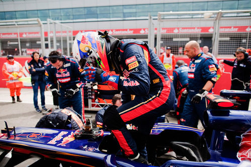 Daniel Ricciardo se mete en su STR7 antes de el GP Gran Bretaña 2012