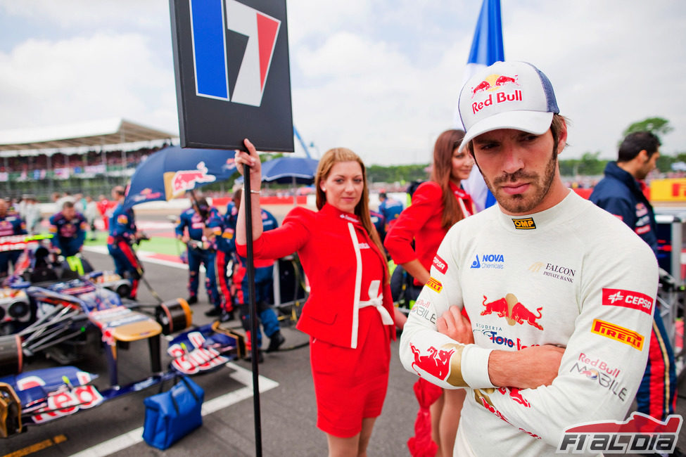 Jean Eric-Vergne pensativo en los últimos minutos antes de que empiece del GP de Gran Bretaña 2012