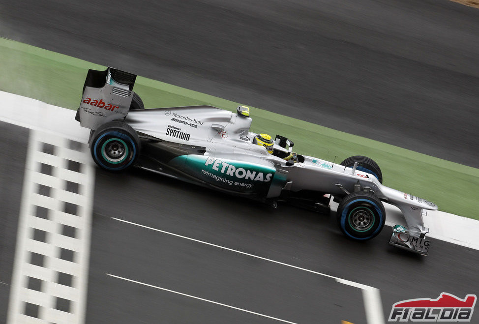 Nico Rosberg cruza la línea de meta en Silverstone