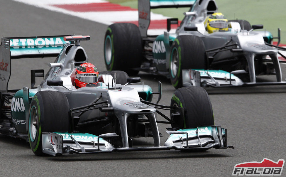 Los dos Mercedes durante la carrera de Silverstone