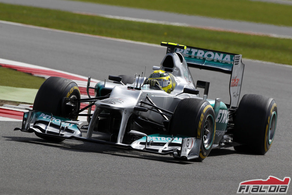 Nico Rosberg sale de una curva en la carrera de Silverstone