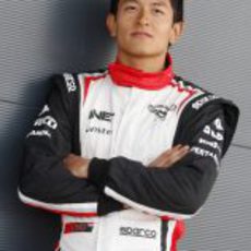 Rio Haryanto posa con el uniforme de Marussia