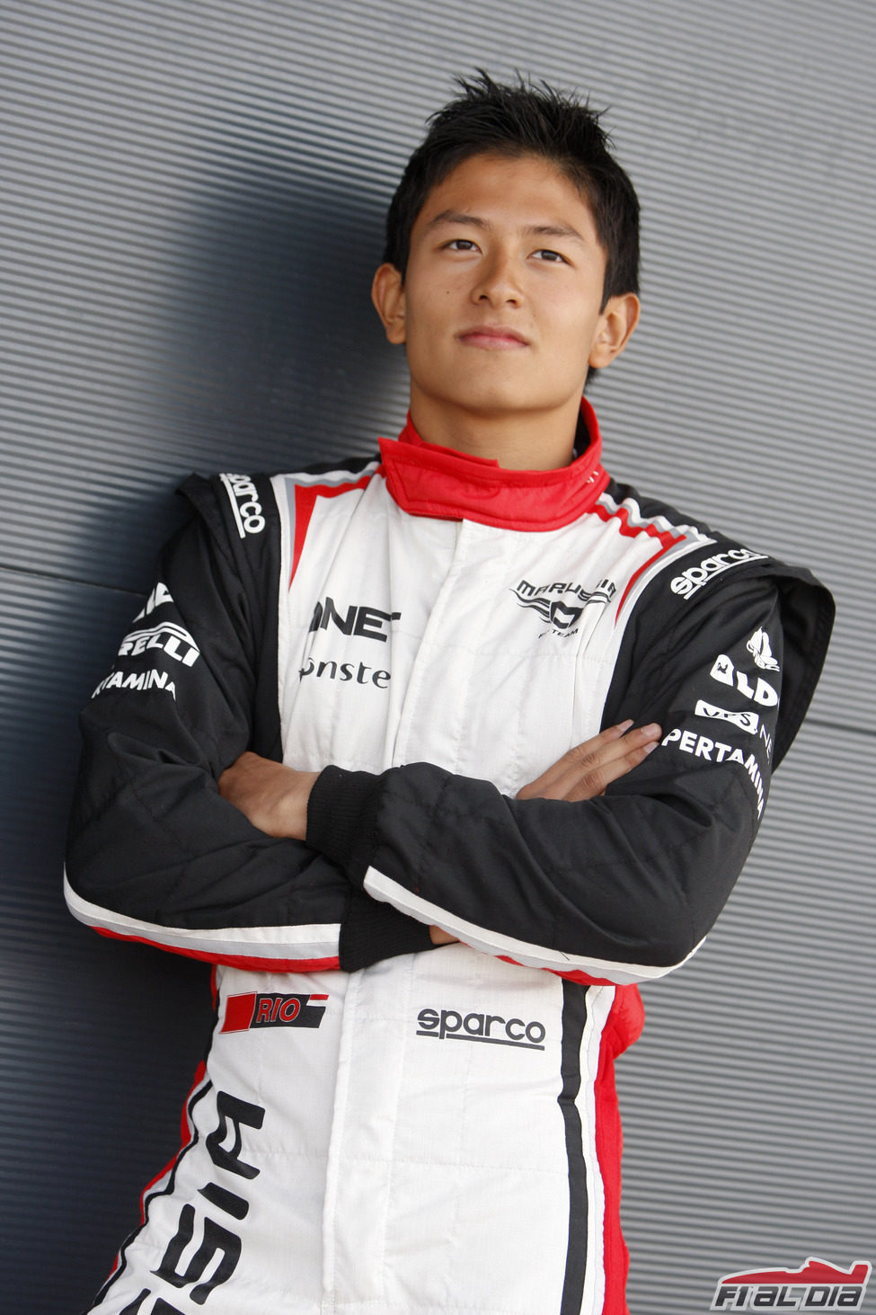 Rio Haryanto posa con el uniforme de Marussia