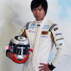 Ma Qing Hua posa con el mono y el casco