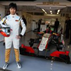 Ma Qing Hua frente al box del equipo HRT