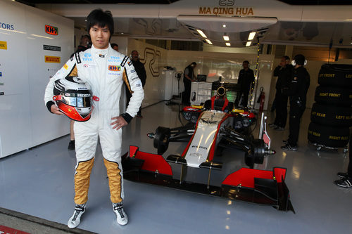 Ma Qing Hua frente al box del equipo HRT