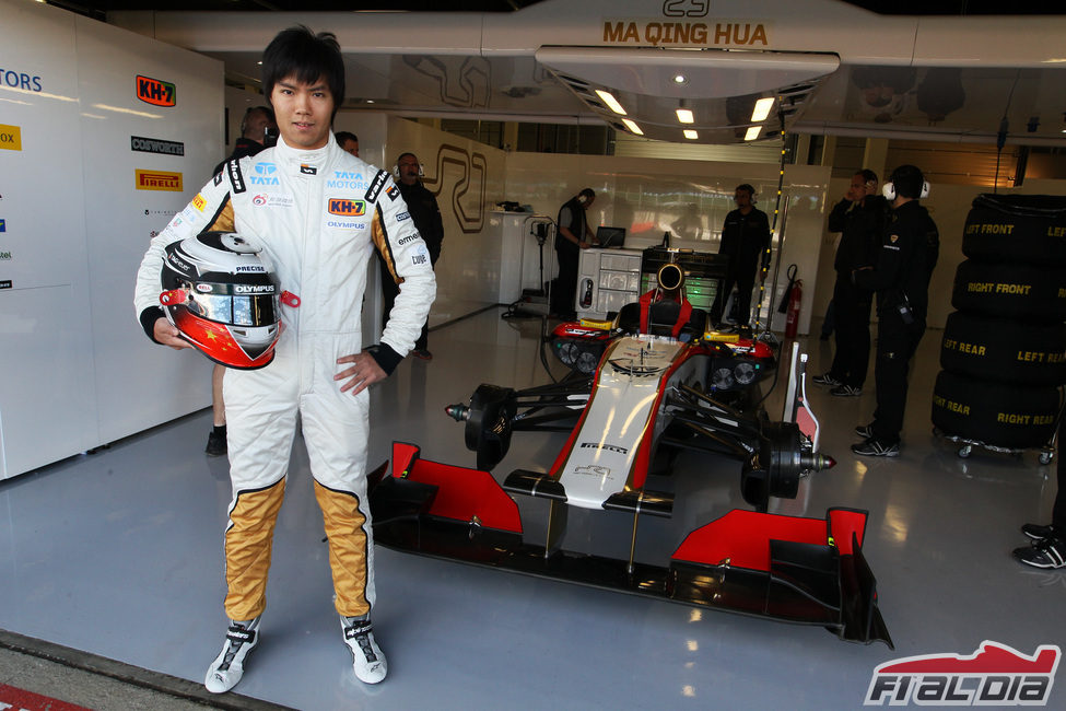 Ma Qing Hua frente al box del equipo HRT