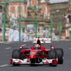 Giancarlo Fisichella rueda en la plaza roja de Moscú