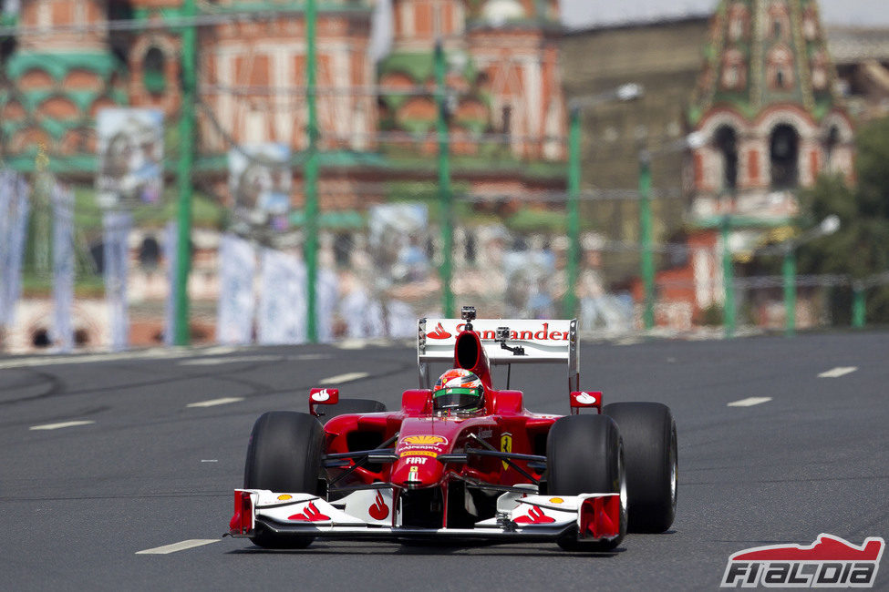 Giancarlo Fisichella rueda en la plaza roja de Moscú