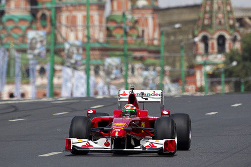 Giancarlo Fisichella rueda en la plaza roja de Moscú