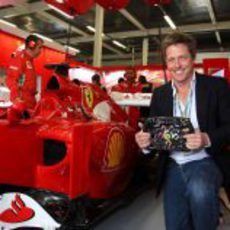 Hugh Grant en el box de Ferrari en Silverstone