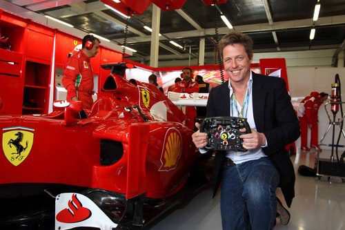 Hugh Grant en el box de Ferrari en Silverstone
