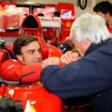 Ecclestone saluda a Fernando Alonso antes de la carrera