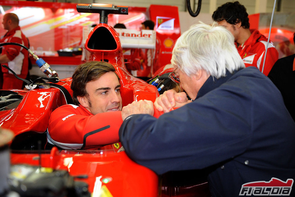 Ecclestone saluda a Fernando Alonso antes de la carrera
