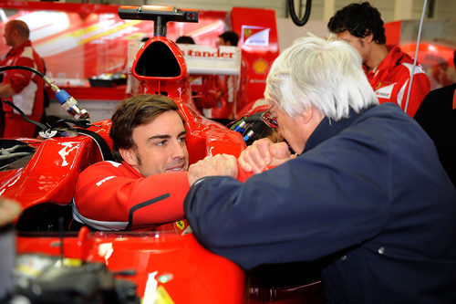 Ecclestone saluda a Fernando Alonso antes de la carrera