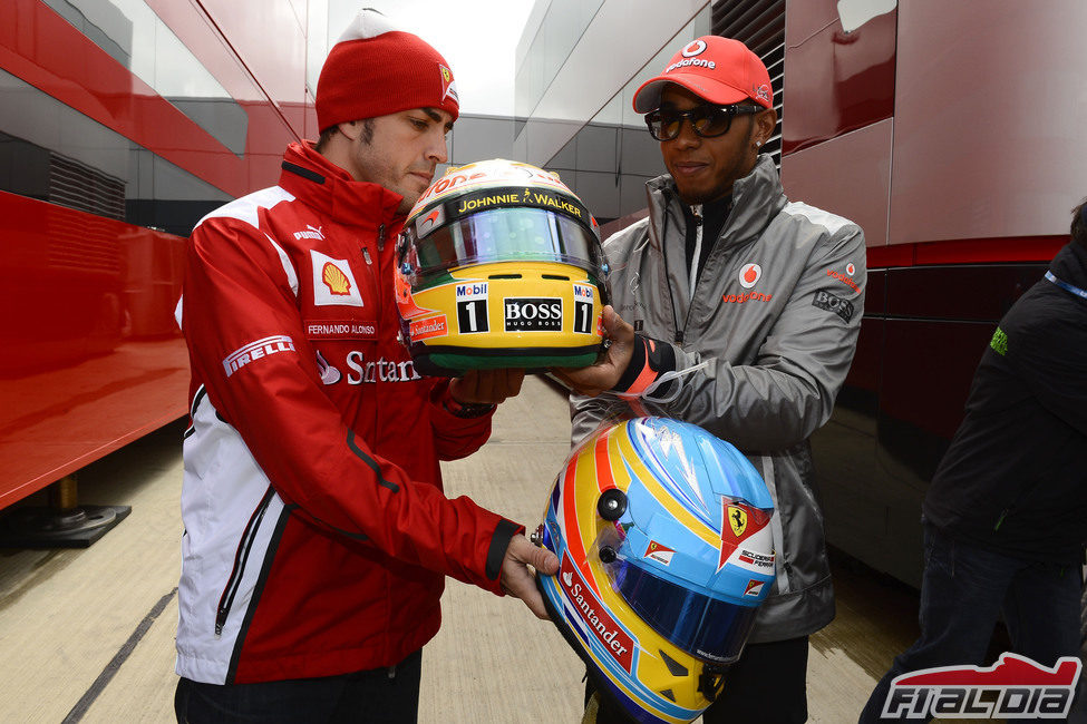 Alonso y Hamilton intercambiaron sus cascos en Silverstone