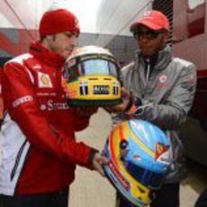 Alonso y Hamilton intercambiaron sus cascos en Silverstone