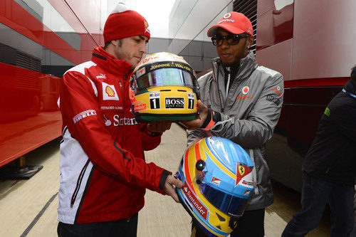 Alonso y Hamilton intercambiaron sus cascos en Silverstone