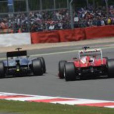 Hamilton y Alonso luchan en la pista de Silverstone