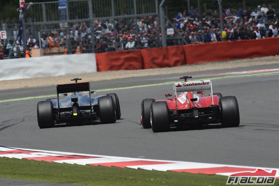 Hamilton y Alonso luchan en la pista de Silverstone