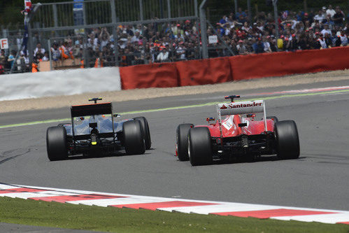 Hamilton y Alonso luchan en la pista de Silverstone