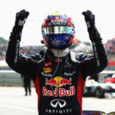 Mark Webber levanta los brazos en señal de victoria en Silverstone