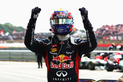 Mark Webber levanta los brazos en señal de victoria en Silverstone
