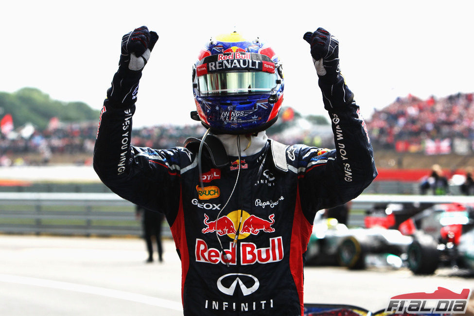 Mark Webber levanta los brazos en señal de victoria en Silverstone