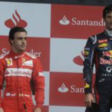 Fernando Alonso y Mark Webber escuchan los himnos en Silverstone