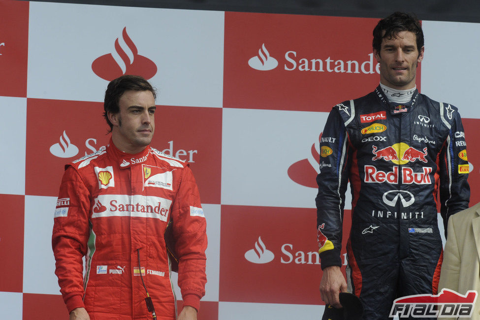 Fernando Alonso y Mark Webber escuchan los himnos en Silverstone