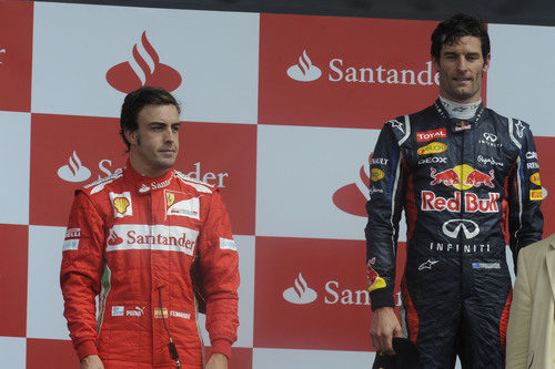 Fernando Alonso y Mark Webber escuchan los himnos en Silverstone