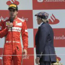 Fernando Alonso habla al micro en el podio de Gran Bretaña 2012