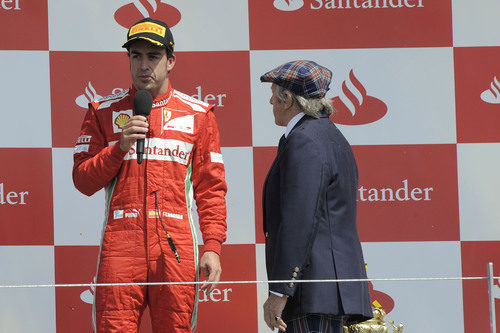 Fernando Alonso habla al micro en el podio de Gran Bretaña 2012