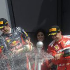 Webber y Alonso descorchan el champán en el podio de Silverstone